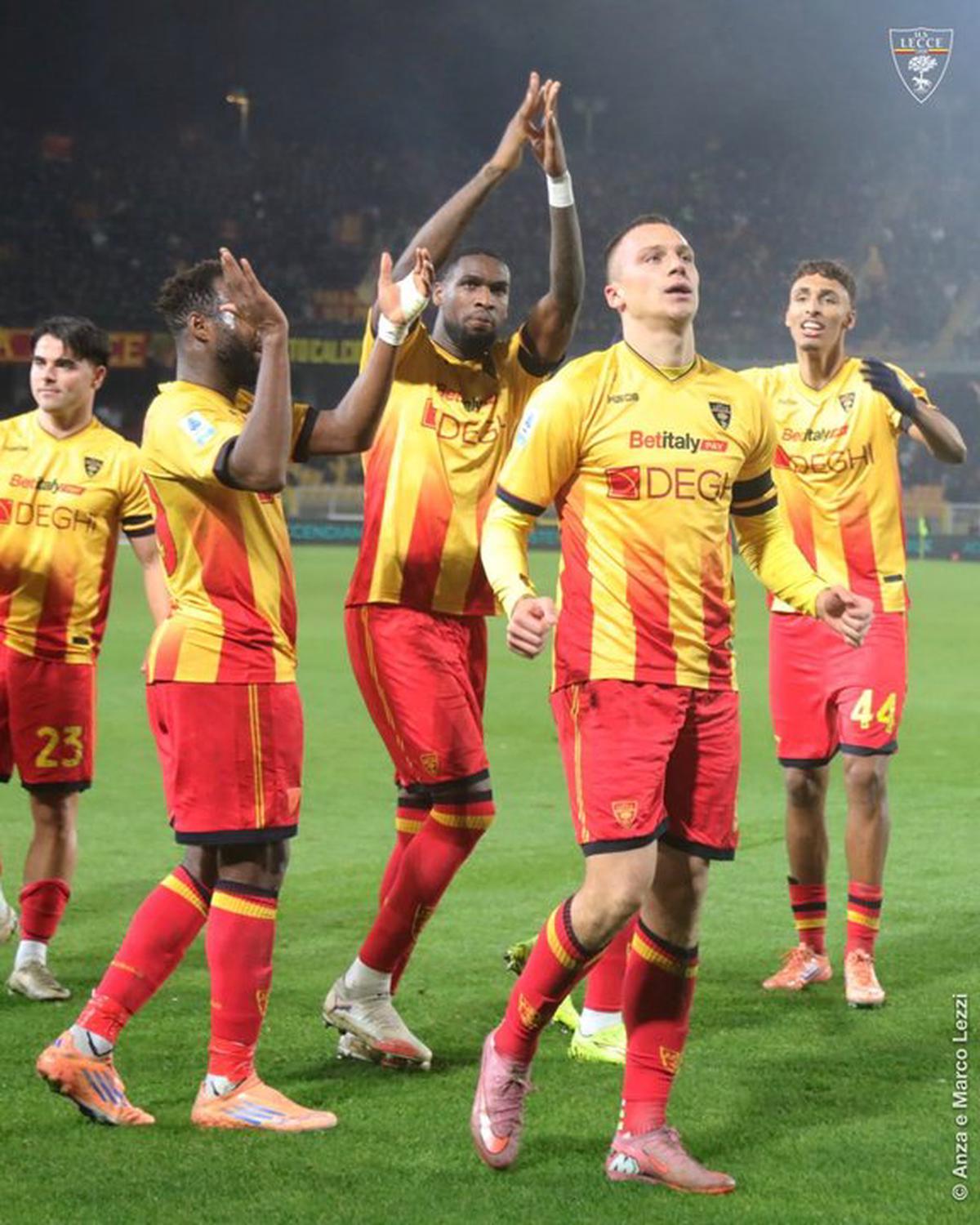 Nikola Stulic festeja su gol, que le dio la victoria al Lecce.