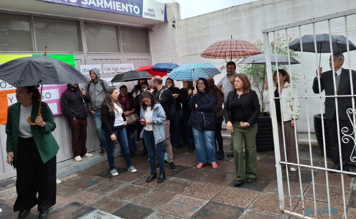 Abrazo solidario en el Instituto Sarmiento.