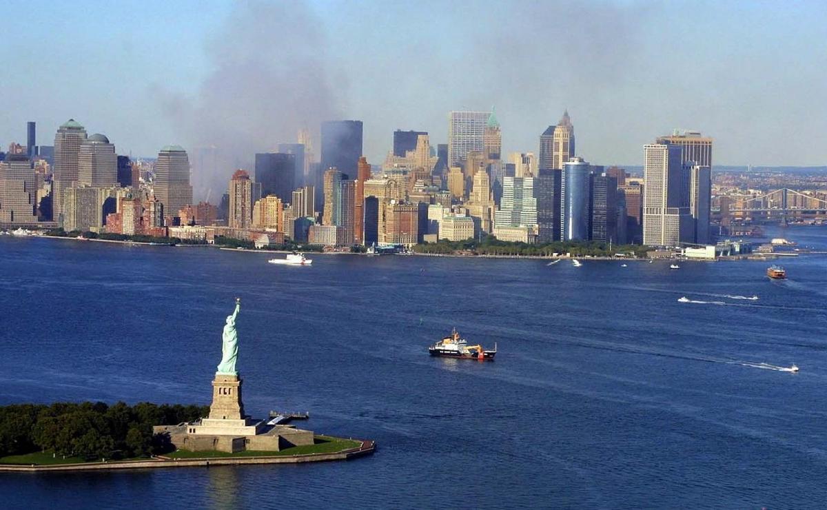 FOTO: Nueva York pierde a las torres gemelas de su skyline tras el ataque. (NA/Agencias)