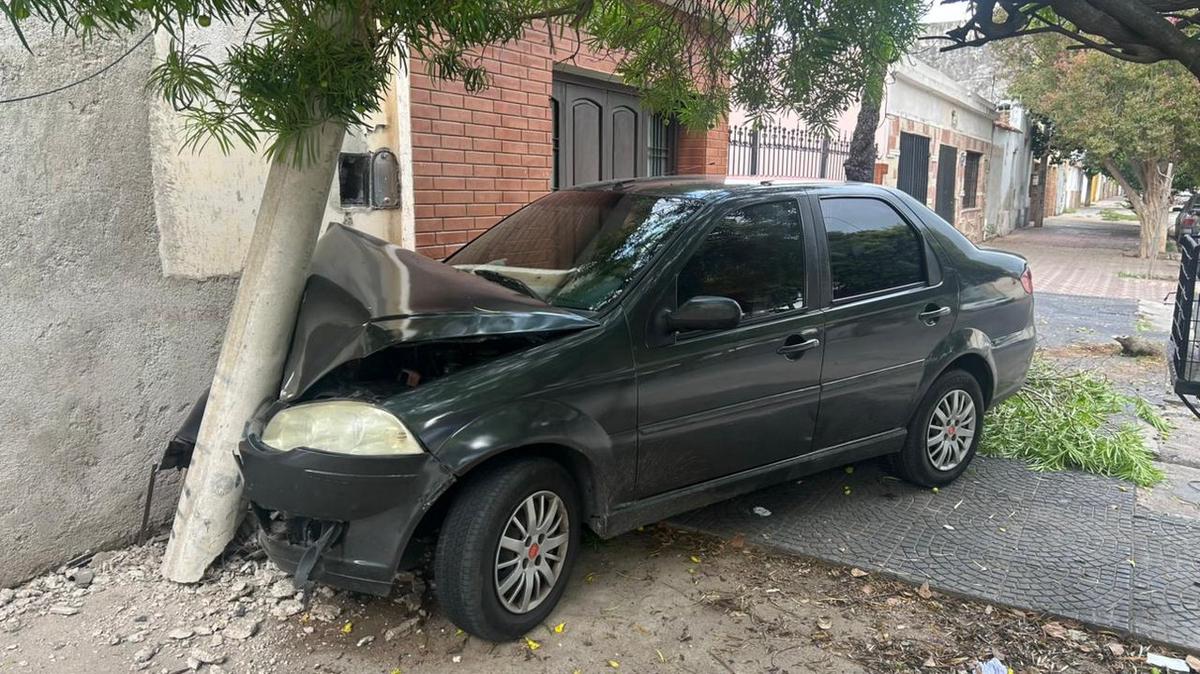 Chocó tres casas, un poste y un auto en Córdoba. (Foto: Federico Borello/Cadena 3)