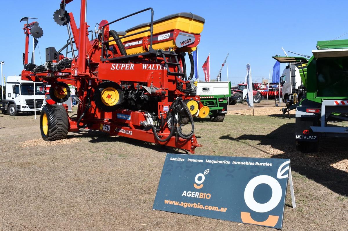 El predio está colmado de maquinarias para el hombre de campo