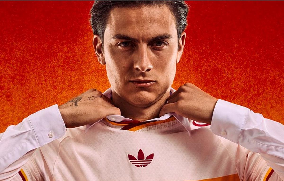 Paulo Dybala, con la nueva camiseta alternativa de la Roma.