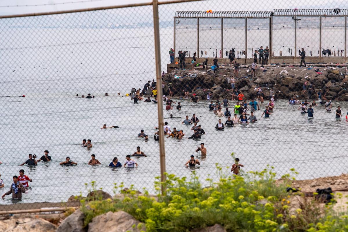 Rumores en internet desataron una carrera frenética de migrantes hacia el enclave español de Ceuta