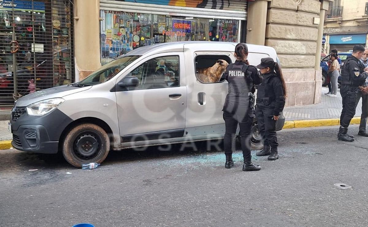 FOTO: La Policía rompió un vidrio y rescató al perro. 