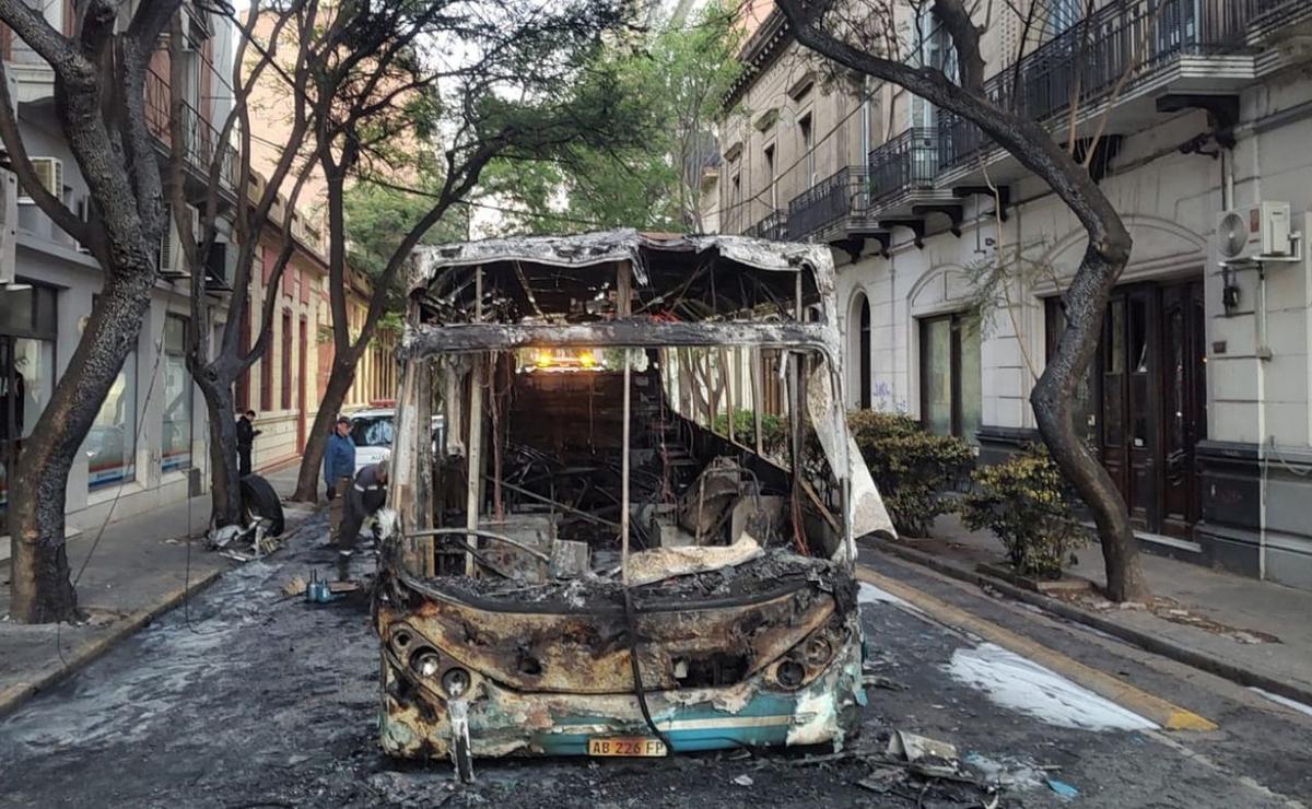 El colectivo incendiado quedó completamente destruido.
