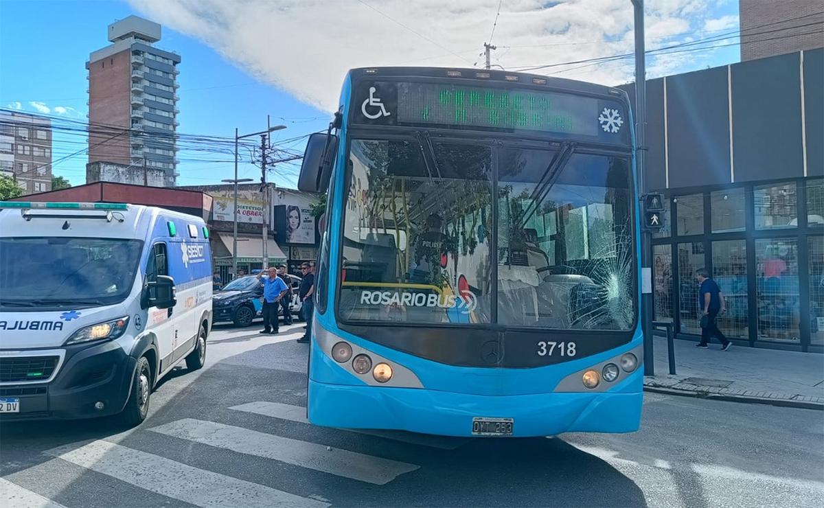 FOTO: Rosario: colectivo chocó a pareja de peatones en San Nicolás y Mendoza. 