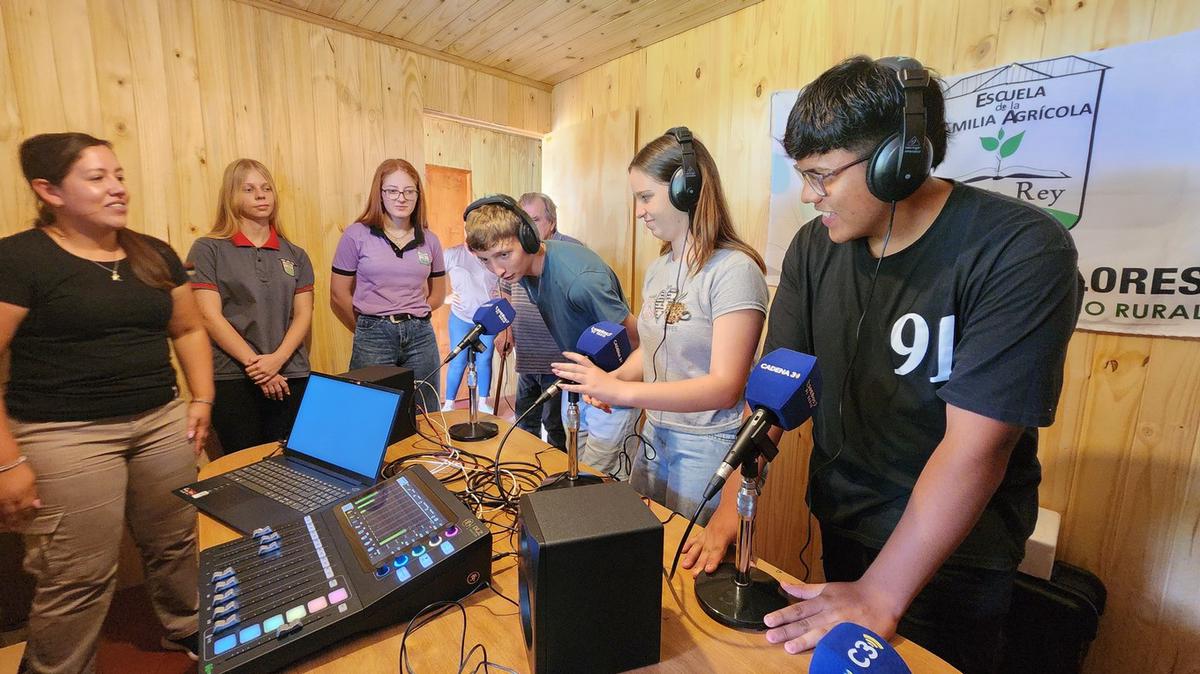 FOTO: Cadena 3 entregó la radio a la escuela Colegio Cristo Rey de Los Helechos, Misiones