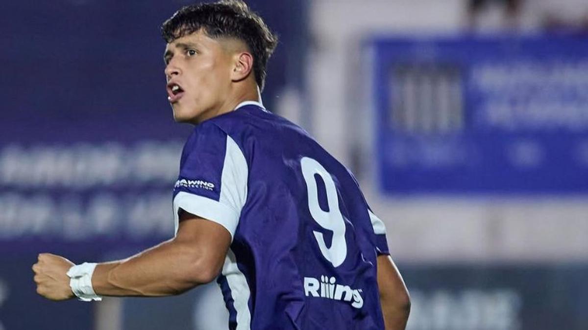 Dávila hizo los dos goles para Talleres.