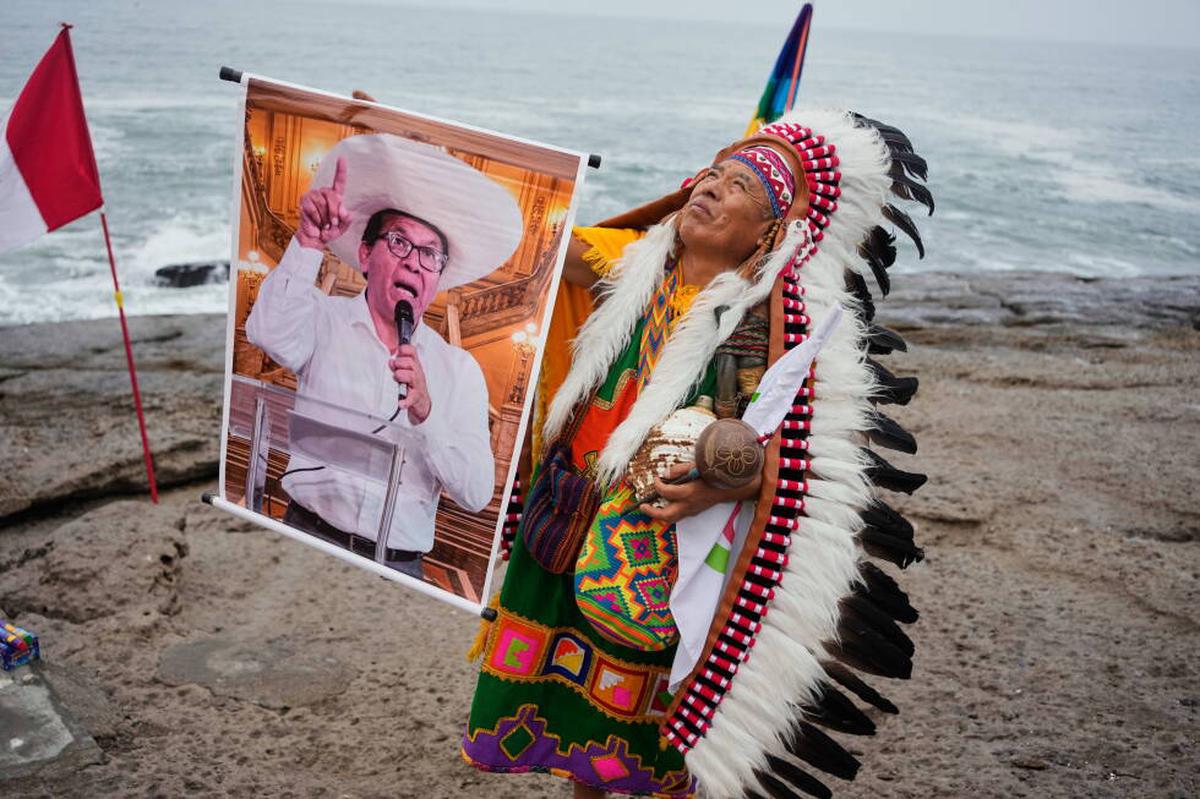Chamanes peruanos realizan ritual de bendición antes del balotaje presidencial