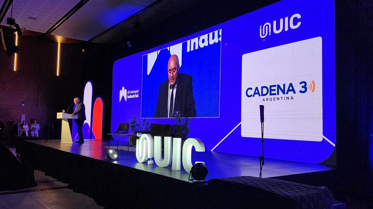 FOTO: Luis Macario, titular de la UIC disertando en el coloquio.