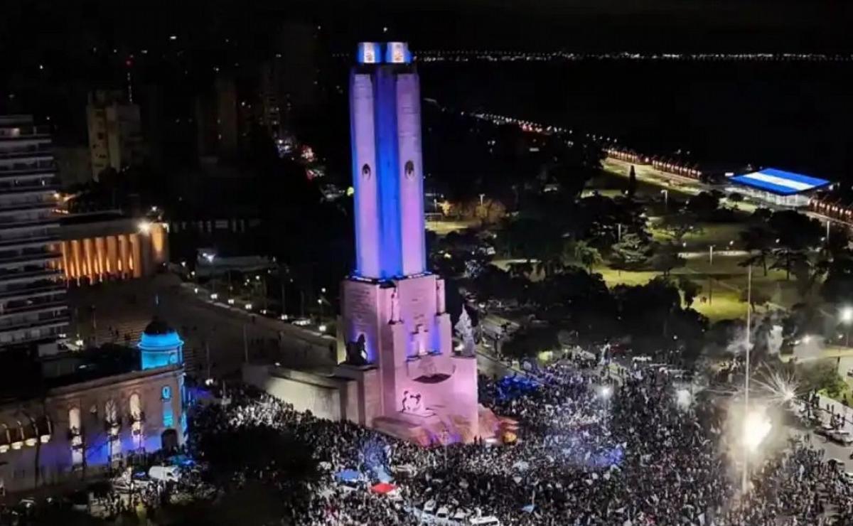 Festejos en el Monumento a la Bandera tras la clasificación a semis.