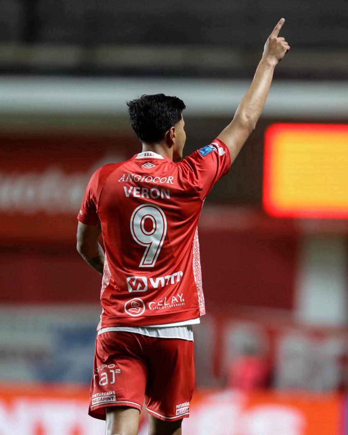 Gastón Verón festeja el segundo gol de un Argentinos Juniors que sueña.
