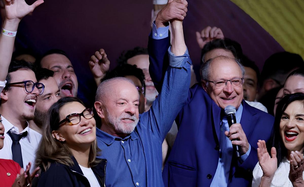 Luiz Inácio Lula da Silva festejando tras ganar las elecciones.