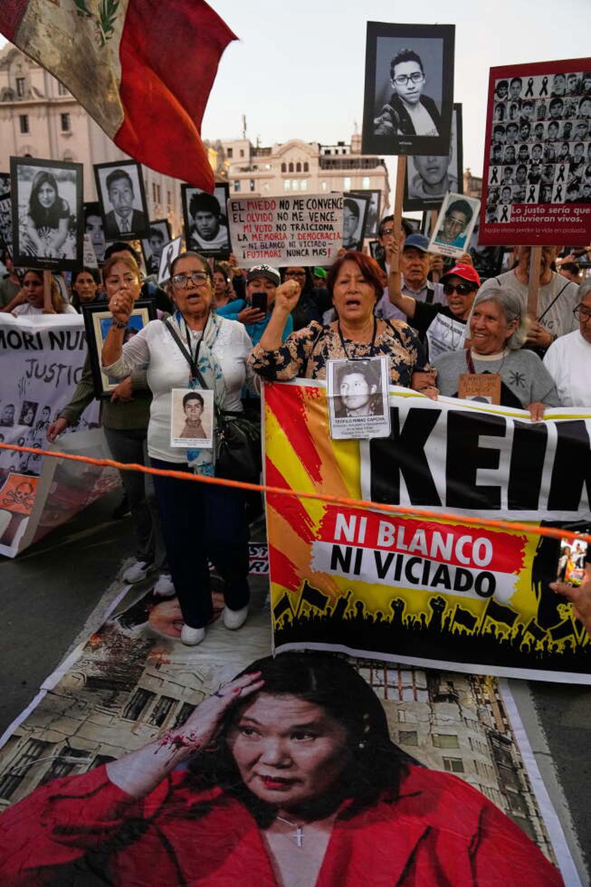 Cientos de peruanos marchan en Lima y piden