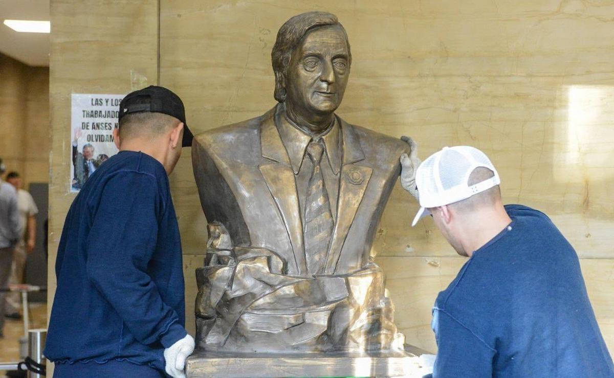 FOTO: Removieron el busto de Néstor Kirchner de Anses. (Foto: Capital Humano)