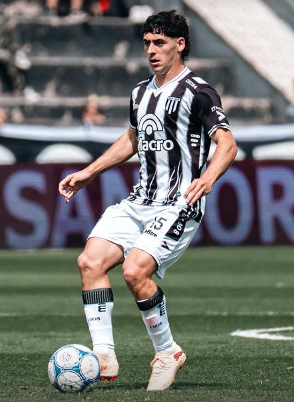 Ulises Sánchez controla la pelota en la igualdad de Gimnasia de Mendoza.