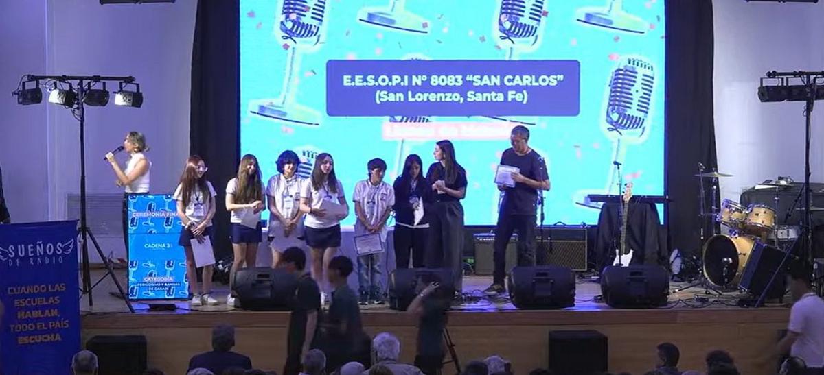 En periodismo, ganó la E.E.S.O.P.I Nº 8083 San Carlos (San Lorenzo, Santa Fe).