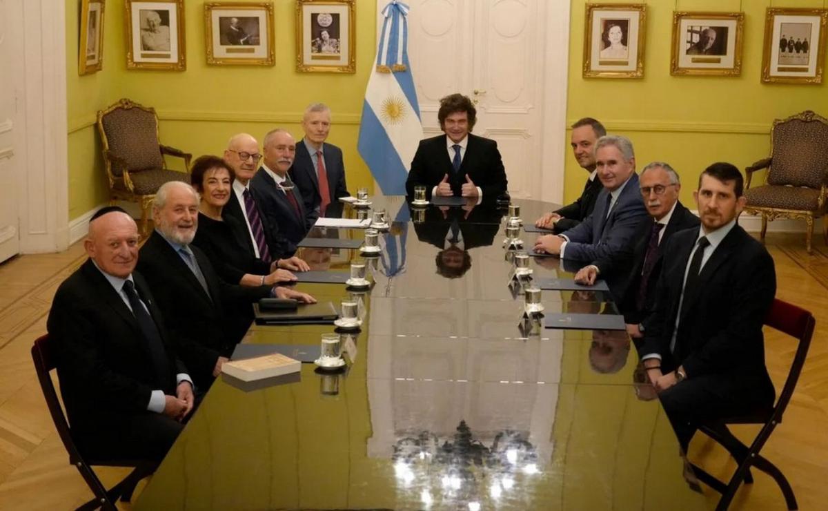 Javier Milei junto a Manuel Adorni en Casa Rosada.