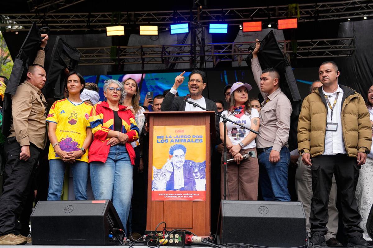 Cepeda cierra campaña en Colombia y llama a vencer a