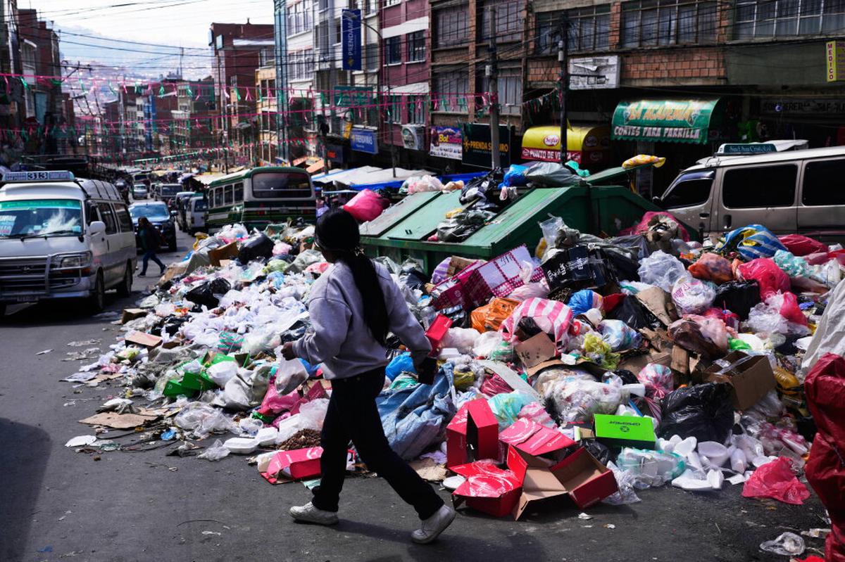 Montañas de basura en La Paz al cumplirse dos semanas de un paro de recolectores en Bolivia