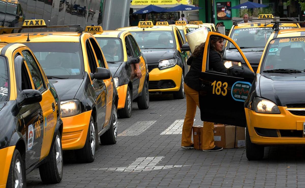 FOTO: Mendoza impulsa la transición energética con 400 licencias para taxis eléctricos 