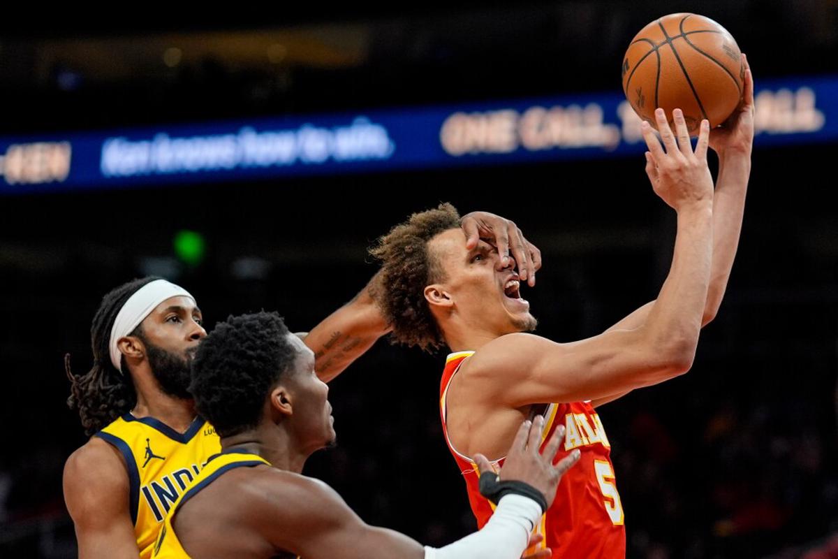 CJ McCollum anota 23 puntos y los Hawks remontan para vencer 132-116 a los Pacers