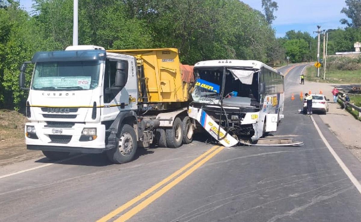 Así quedaron el colectivo, el camión y el auto tras el choque. (Foto: Policía/Gonzalo Carrasquera)