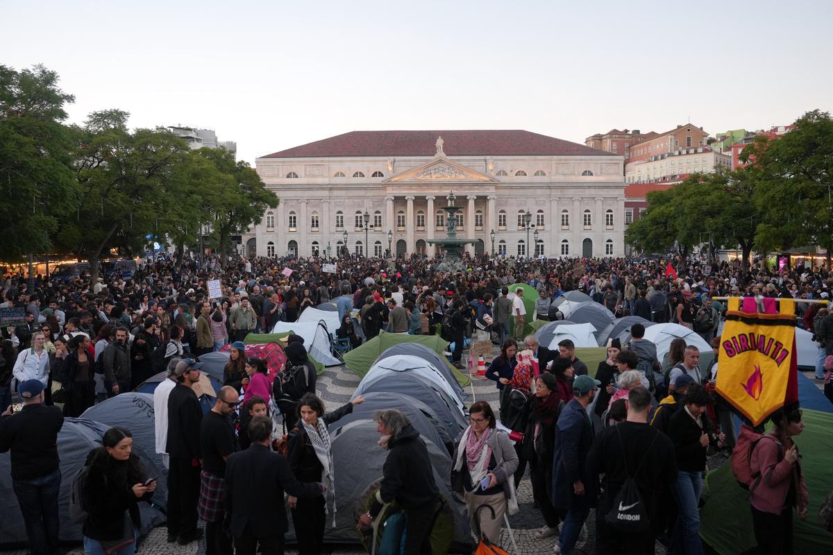 El Parlamento de Portugal debate gasto del gobierno mientras crecen protestas por vivienda