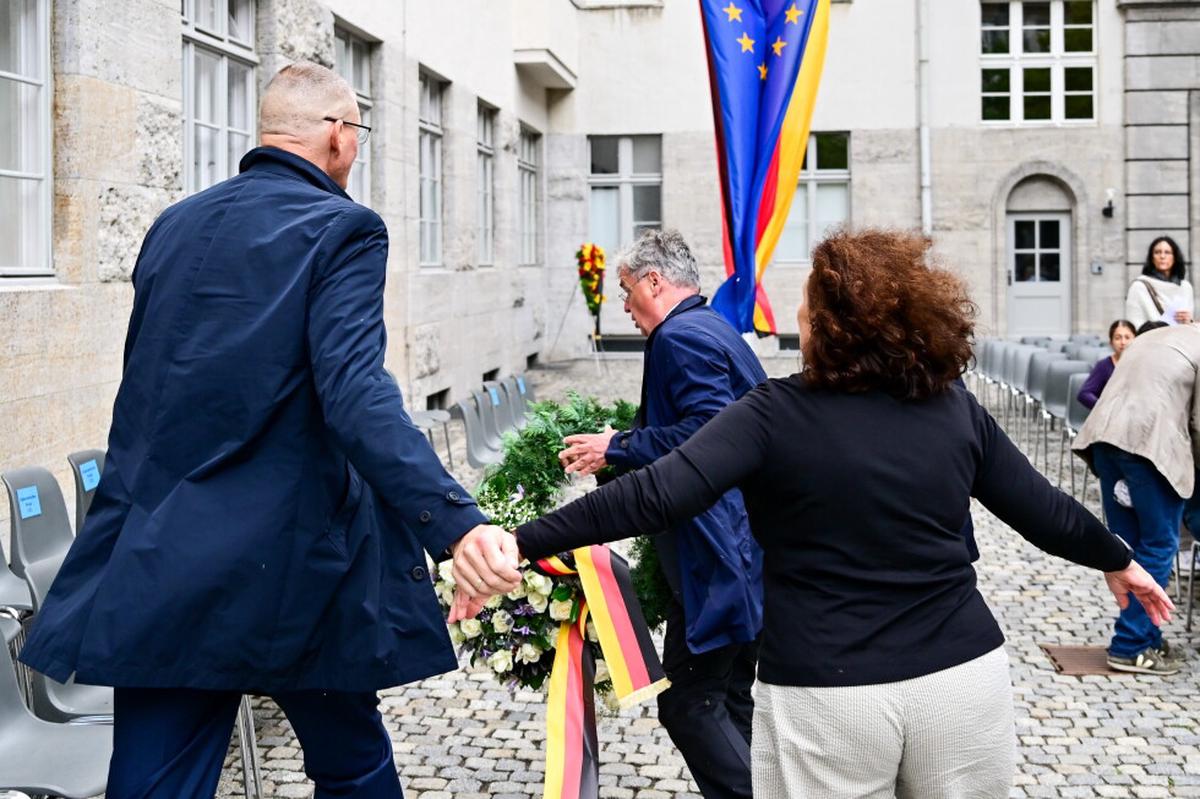 Forcejeo en Berlín por corona de AfD en homenaje a conspiradores contra Hitler