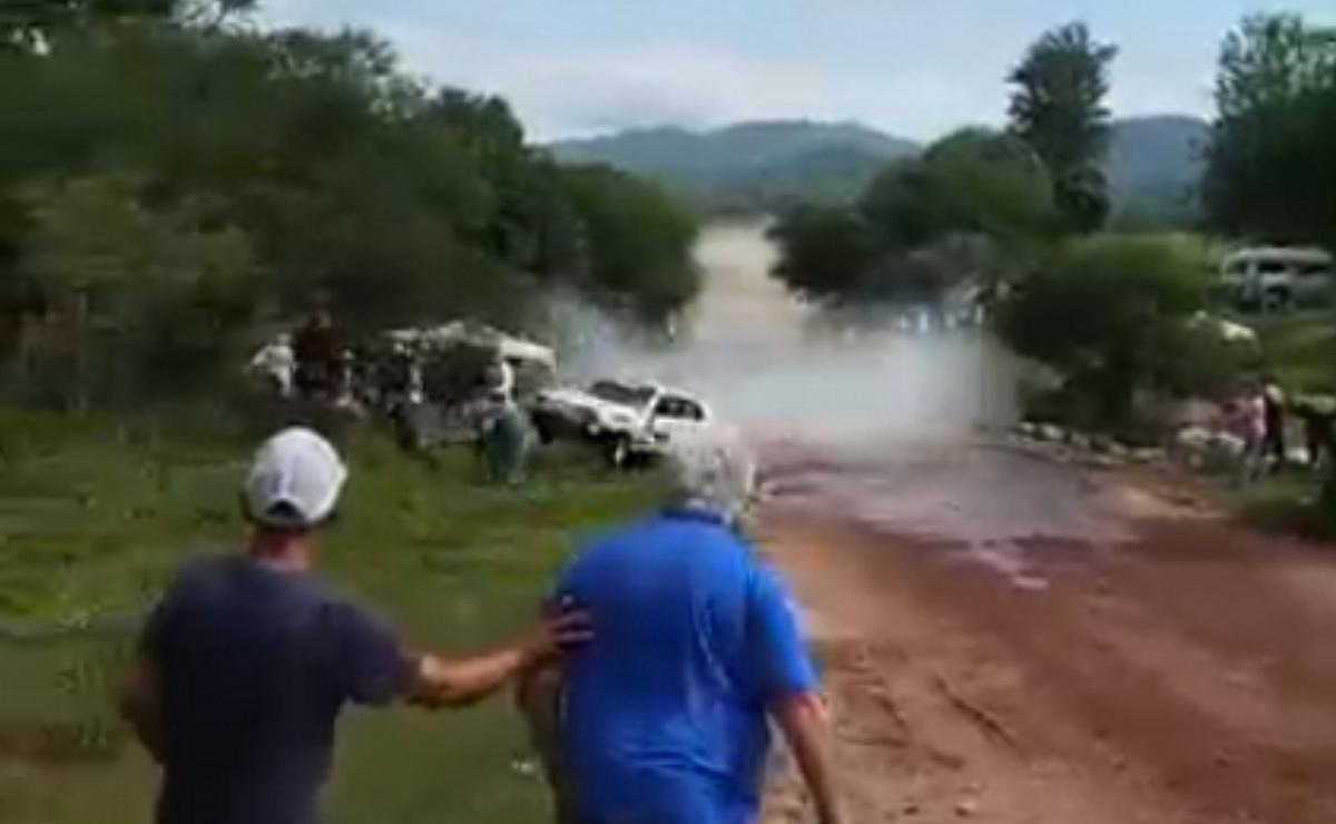 FOTO: Impactante video: un auto de carrera derrapó y chocó a un camarógrafo.