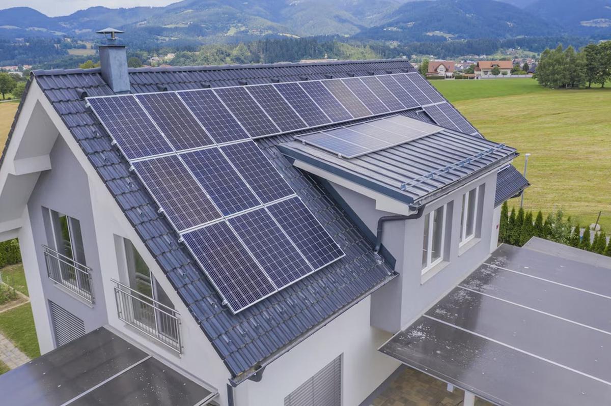 FOTO: Los paneles fotovoltaicos convierten la luz solar en electricidad. Freepik.