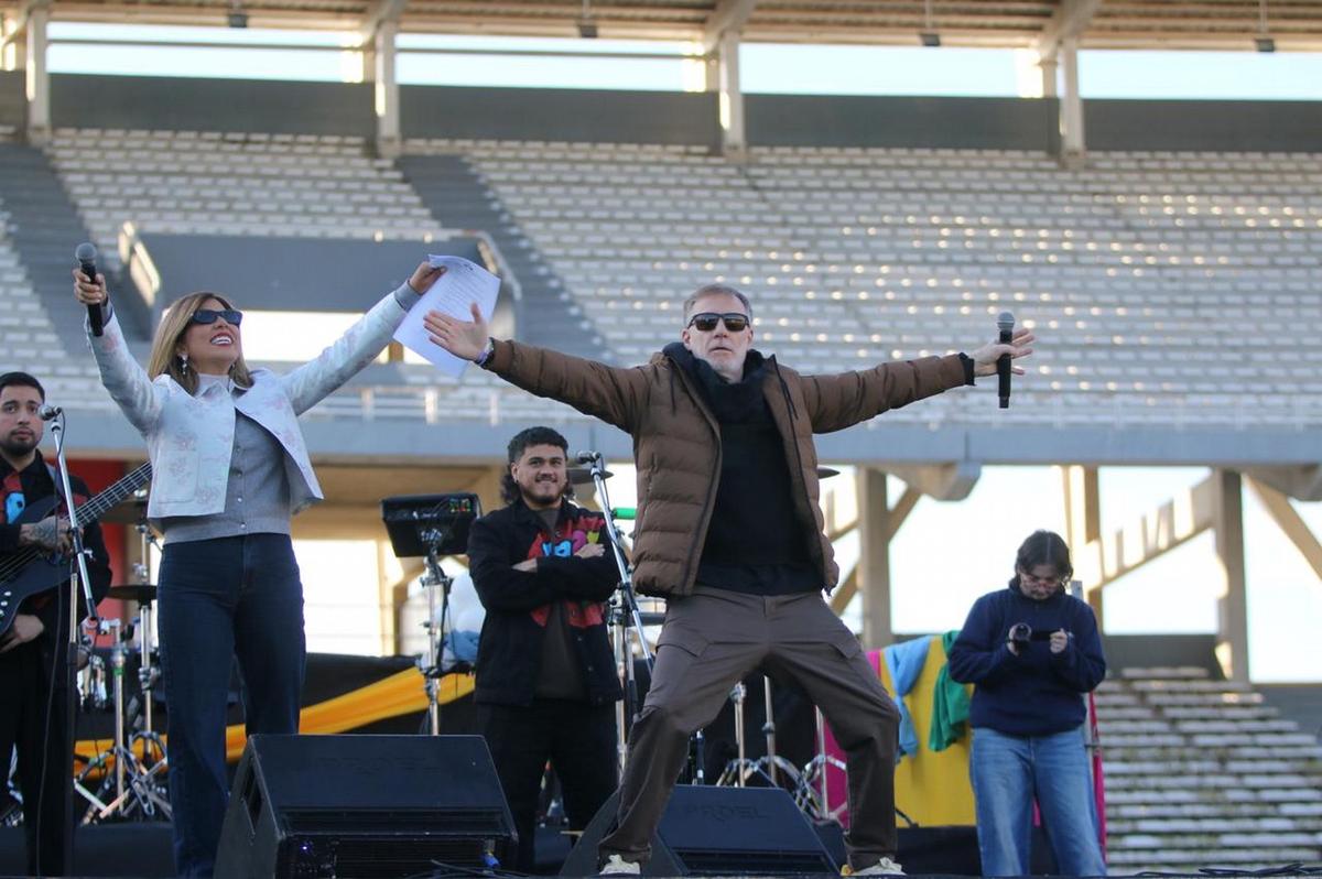 Geo Monteagudo y Colorete Gianola, conductores del evento.