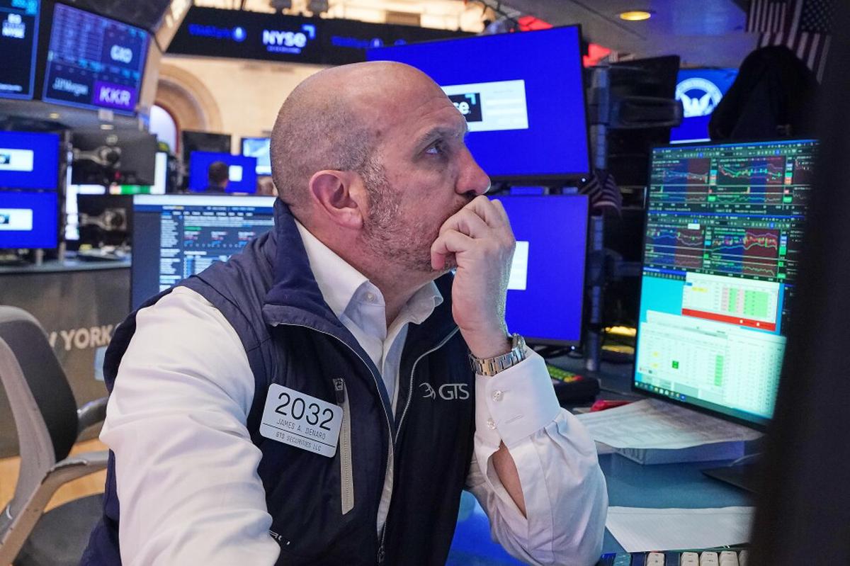 Wall Street baja tras un repunte de los precios del petróleo