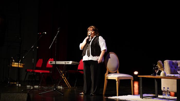 Susana Buontempo presentó su libro "A fuego lento" en el Teatro Real con música en vivo e invitados