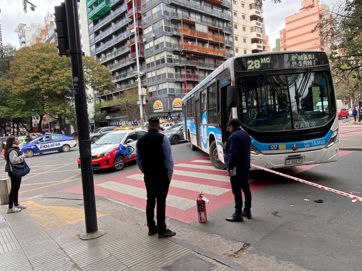 Un colectivo atropelló a un hombre de 70 años en pleno Centro de Córdoba.