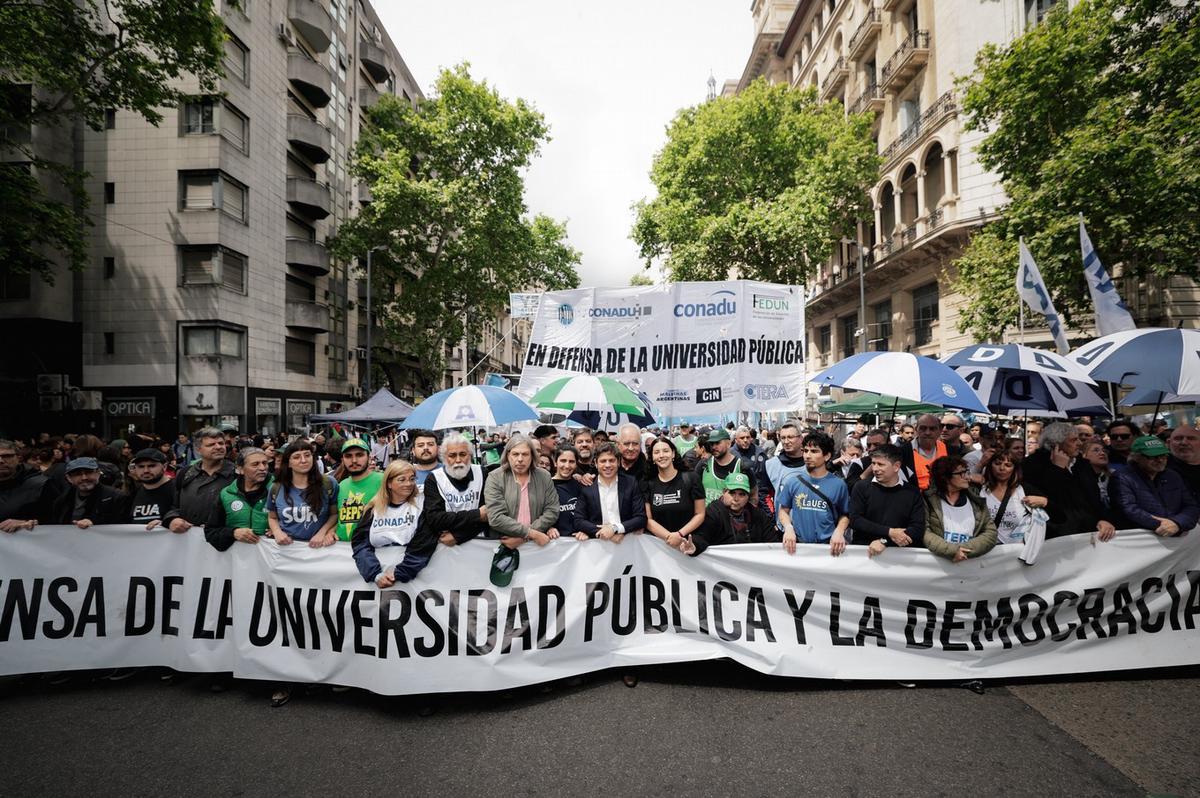 Axel Kicillof participó de la marcha universitaria.