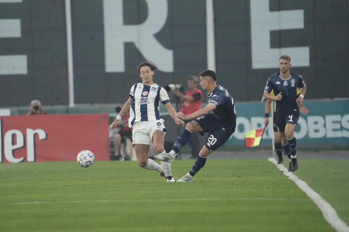 FOTO: Talleres recibe a Huracán en el Kempes. 