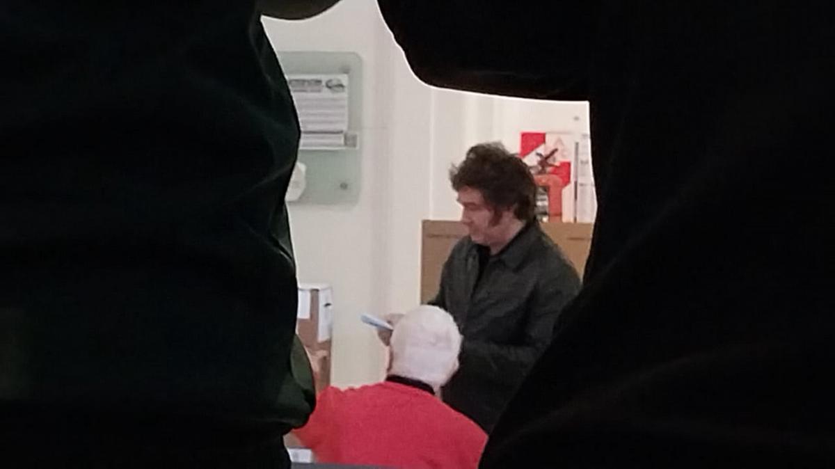 Milei votó en un colegio de Almagro.
