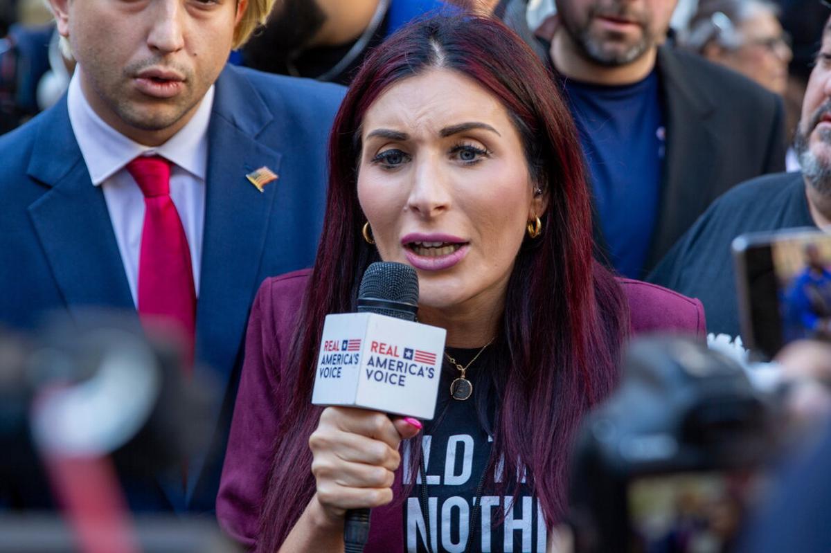 Laura Loomer se reúne con Zelenskyy en Ucrania tras modificar su postura sobre la guerra