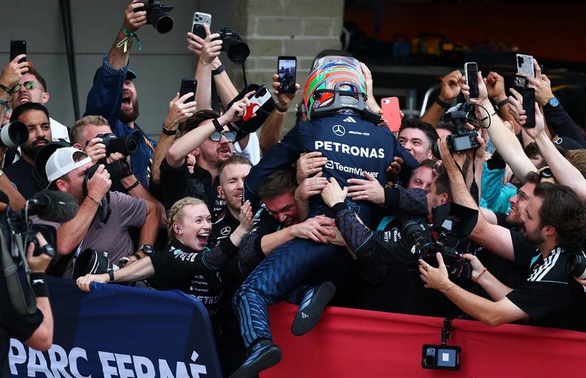 Kimi salta sobre sus compañeros de Mercedes festejando el título... digo, la victoria
