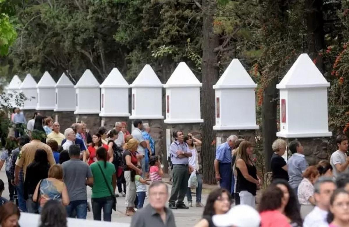 Via crucis actuado y antorchas en el Viernes Santo en Mendoza.