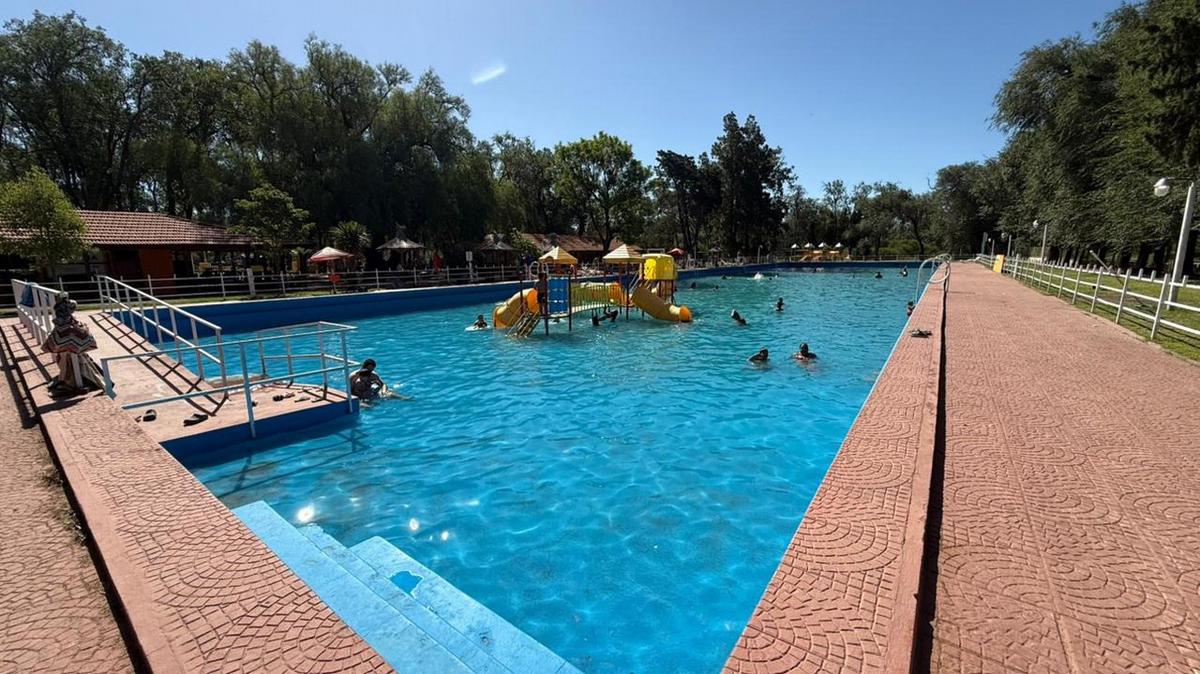 El balneario ideal para toda la familia: piletas naturales, camping y relax total.