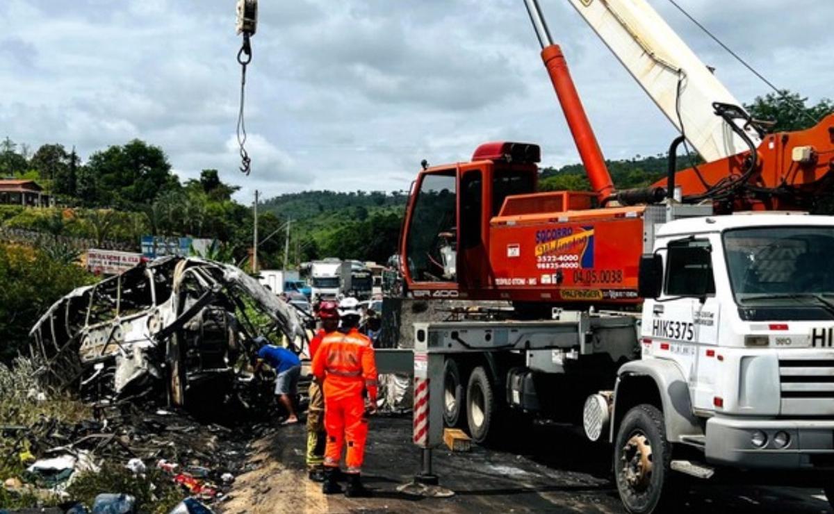 FOTO: Triple choque en Mina Gerais.