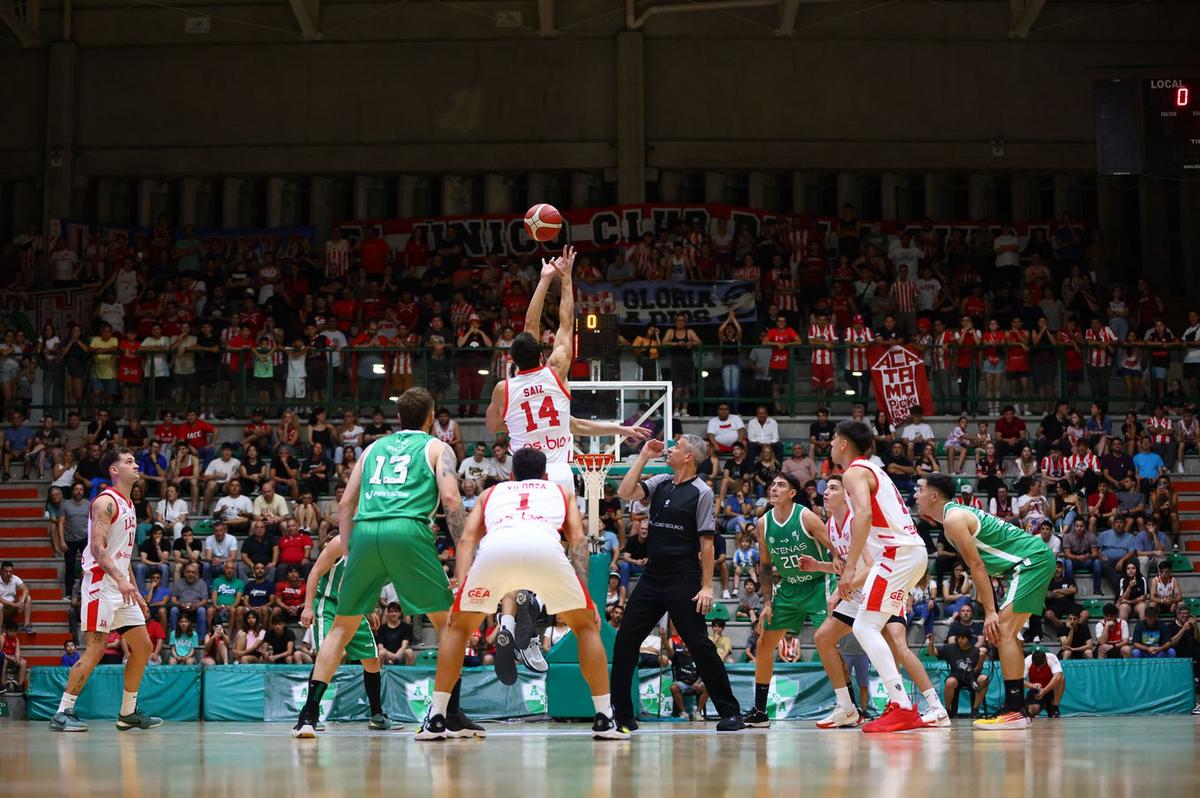 FOTO: Atenas e Instituto en pleno salto inicial. (Foto: Leandro Gómez/IACC)