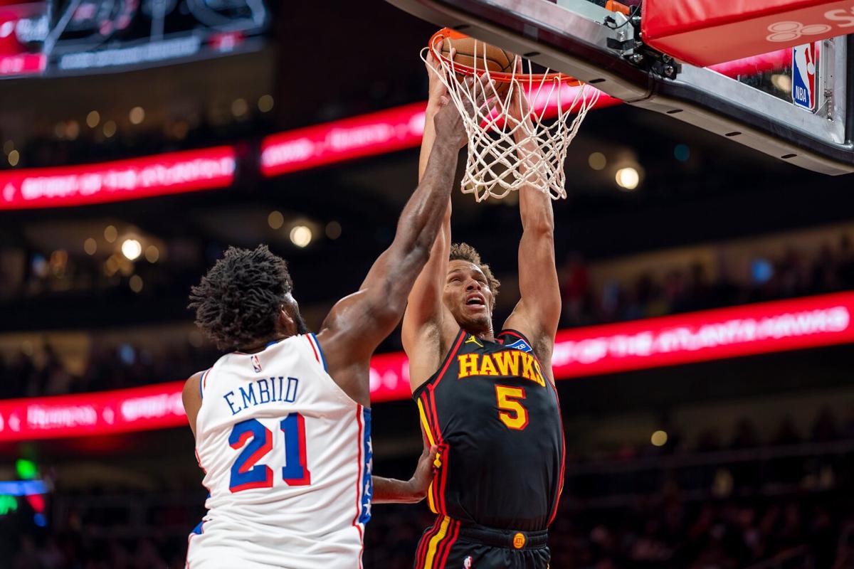 Daniels y Okongwu lideran a Hawks en victoria 120-117 sobre 76ers