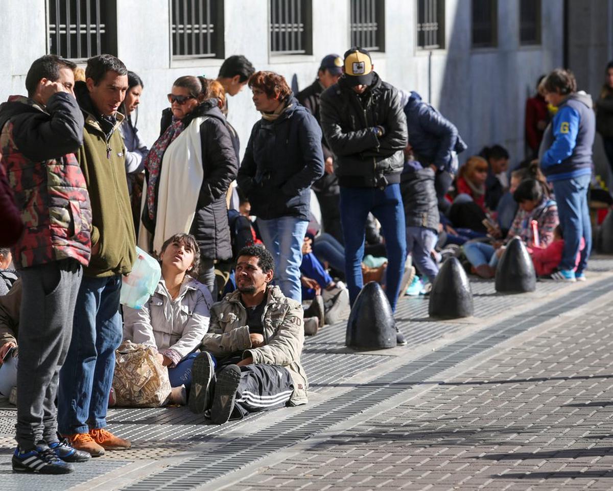 El número de personas desocupadas se situó en 5,8 millones en Brasil.