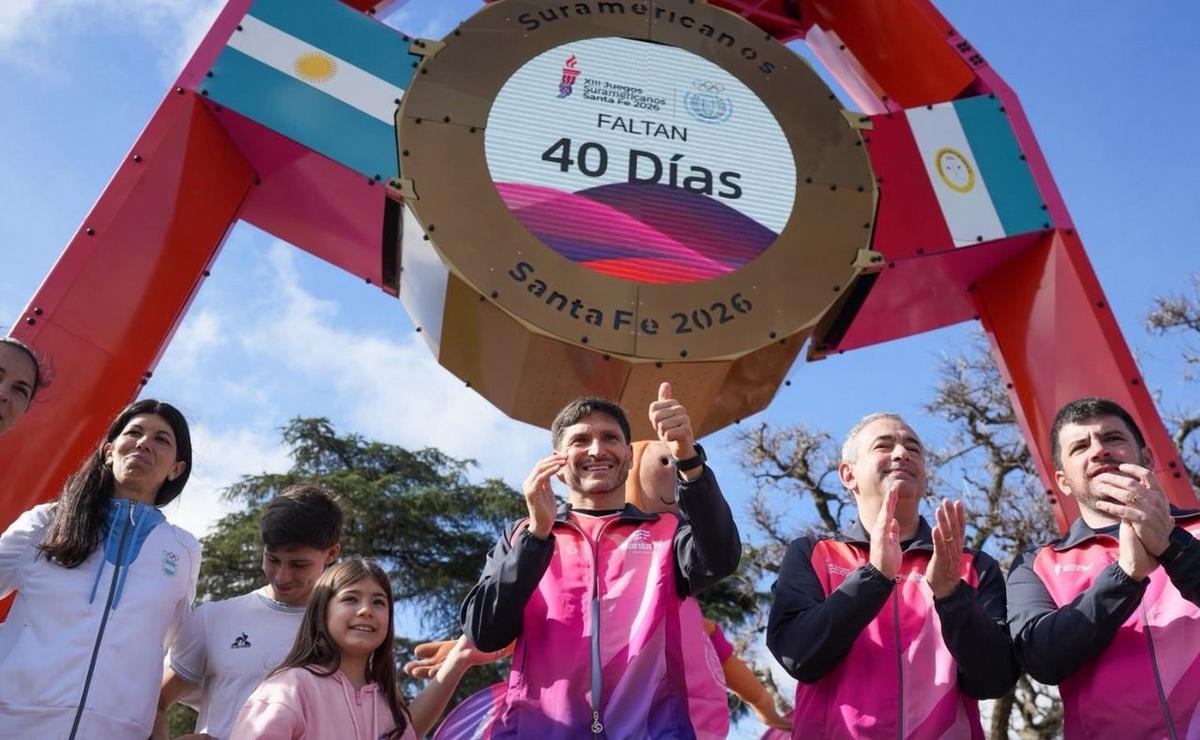 Rosario puso en marcha el reloj del Portal Suramericano frente al Monumento a la Bandera.