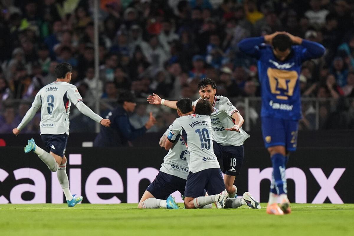 Cruz Azul remonta en la vuelta para vencer 2-1 a Pumas y conquistar el título de la Liga MX