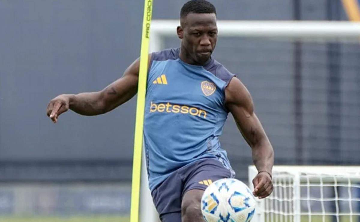 FOTO: Advíncula, entrenando con Boca.