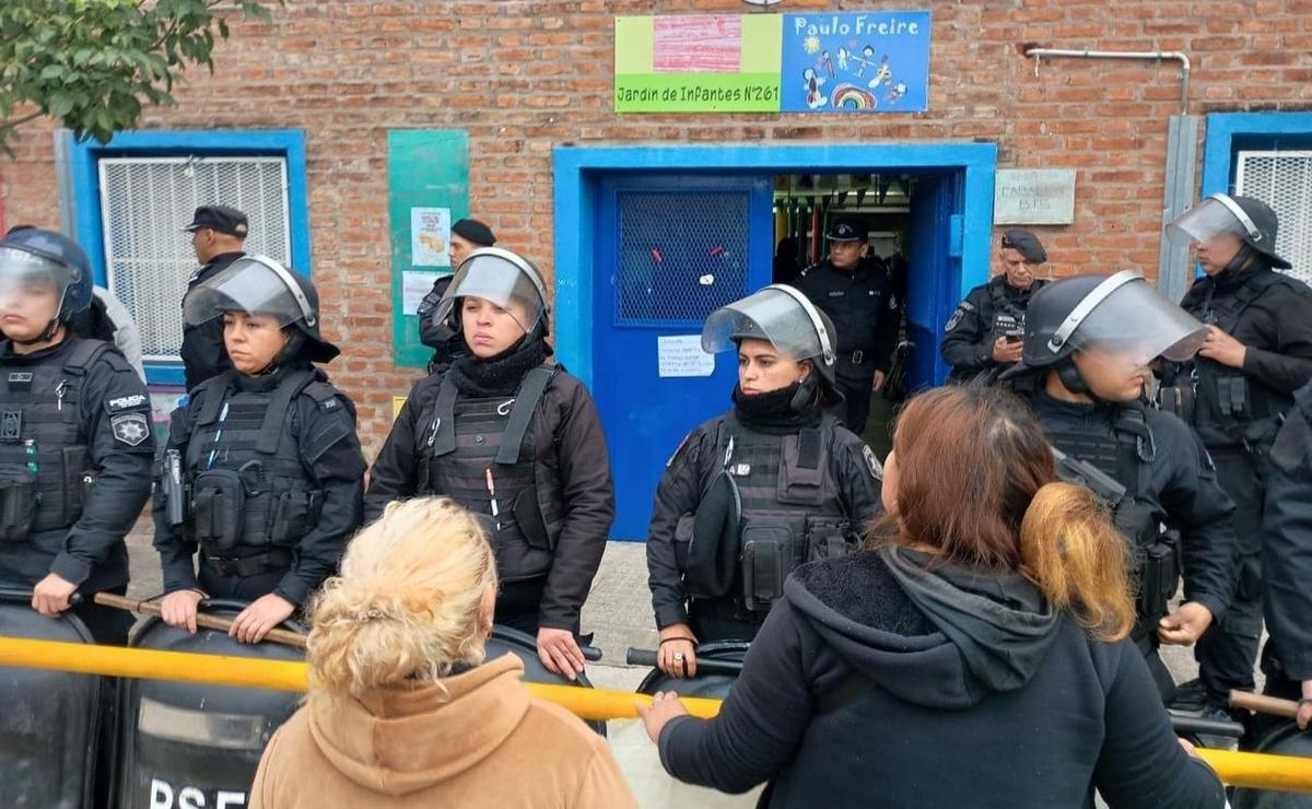 Fuerte custodia policial frente aj jardín.